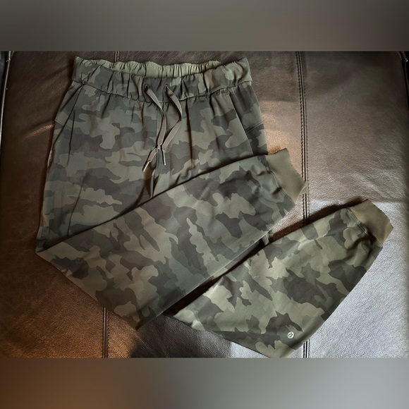 Lululemon On the Fly Jogger *Luxtreme - Incognito Camo Multi Grey - Picture 3 of 9
